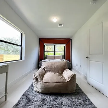 Lux Retreat With Pool Near Beach